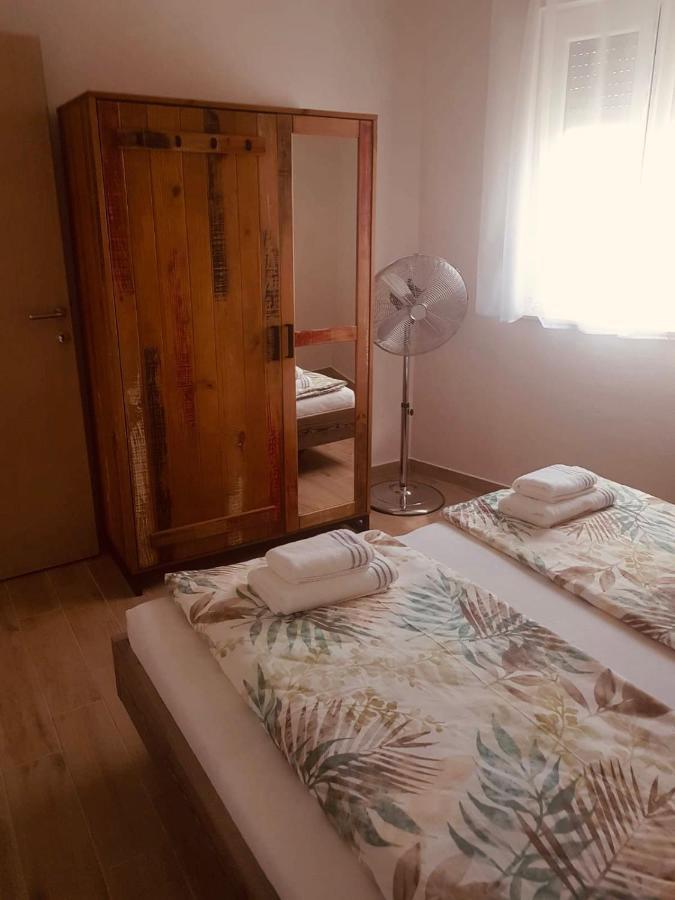 Apartmani Tin Starigrad Paklenica Bagian luar foto