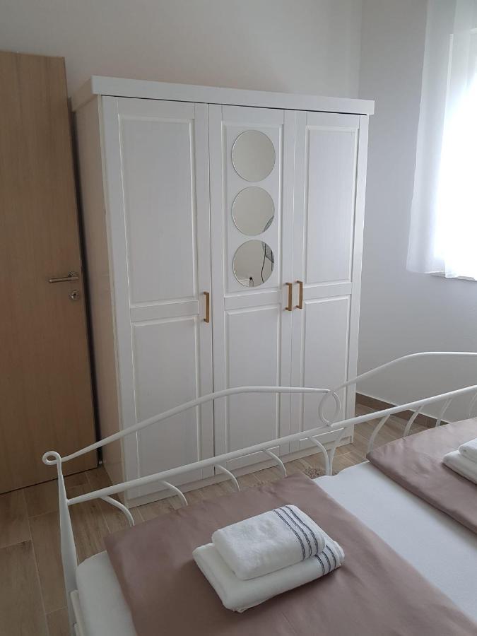 Apartmani Tin Starigrad Paklenica Bagian luar foto